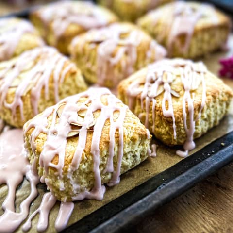 The scone that celebrates spring flowers deliciously.