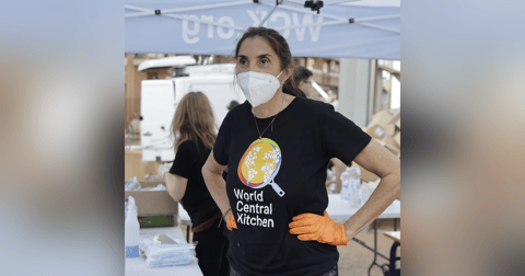 Crónica Rosa: ¿Ayuda o postureo? Crítica a los famosos que han ido a Valencia Crónica Rosa: ¿Ayuda o postureo? Crítica a los famosos que han ido a Valencia