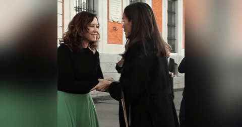 La República de los Tonnntos: La izquierda lanza un bulo sobre la supuesta mala relación entre Letizia y Ayuso La República de los Tonnntos: La izquierda lanza un bulo sobre la supuesta mala relación entre Letizia y Ayuso