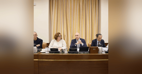 Prensa económica: Las horas más lunáticas de la Comisión de Hacienda Prensa económica: Las horas más lunáticas de la Comisión de Hacienda