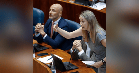 La República de los Tonnntos: Ridículo mayúsculo de la portavoz del PSOE en la Asamblea al recitar los mandamientos La República de los Tonnntos: Ridículo mayúsculo de la portavoz del PSOE en la Asamblea al recitar los mandamientos