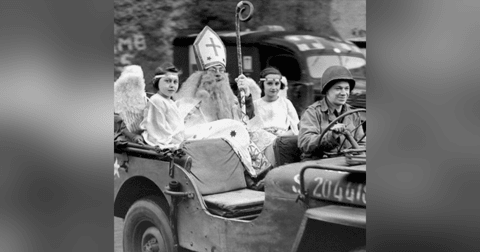 American GI Unexpectedly Plays Santa Claus During WWII American GI Unexpectedly Plays Santa Claus During WWII