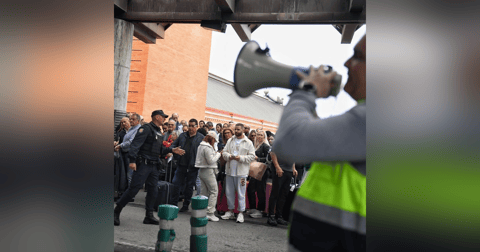 Las Noticias de La Mañana: Renfe culpa a Iryo del caos Las Noticias de La Mañana: Renfe culpa a Iryo del caos
