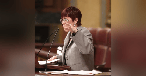 La República de los Tonnntos: Desde el partido de Mónica Oltra comparan a Vox con Hitler por querer prohibir el burka La República de los Tonnntos: Desde el partido de Mónica Oltra comparan a Vox con Hitler por querer prohibir el burka