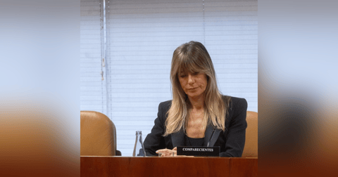 La República de los Tonnntos: Las 20 preguntas que dejaron "muda" a Begoña Gómez y sus "gestos de desprecio" La República de los Tonnntos: Las 20 preguntas que dejaron "muda" a Begoña Gómez y sus "gestos de desprecio"
