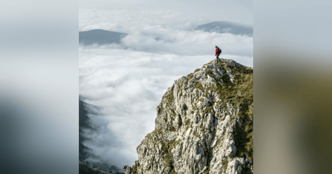 Nos vemos en la cima: Deja de esperar milagros y empieza a construir tu éxito. Nos vemos en la cima: Deja de esperar milagros y empieza a construir tu éxito.