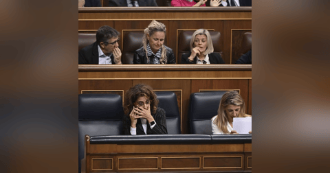 Prensa económica: Sánchez y Yolanda Díaz pactan que cualquier piso turístico pague más IVA que el Palace o el Ritz Prensa económica: Sánchez y Yolanda Díaz pactan que cualquier piso turístico pague más IVA que el Palace o el Ritz