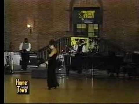 Valeria performs standards