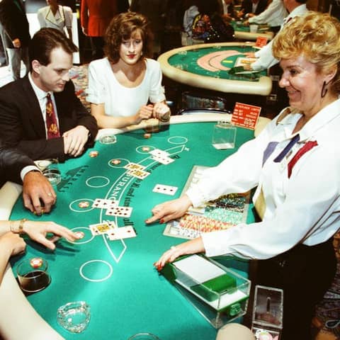 Episode 75: Gambling is BACK, UFC Refs & Judges, The Wonders of Live Scoring