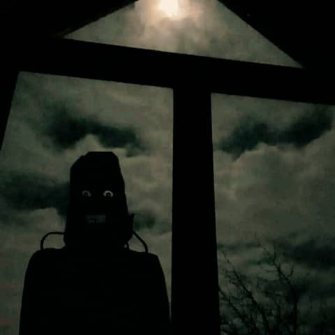 ALGUIEN CHASQUEA LOS DEDOS AFUERA DE MI VENTANA A LAS 3 DE LA MADRUGADA