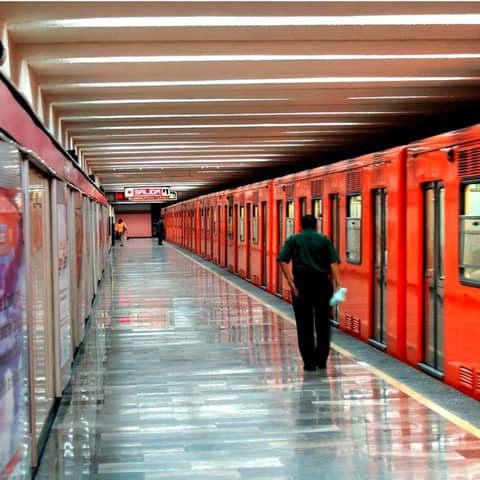SI ESTÁS ARMADO Y EN EL METRO, POR FAVOR, DISPÁRAME