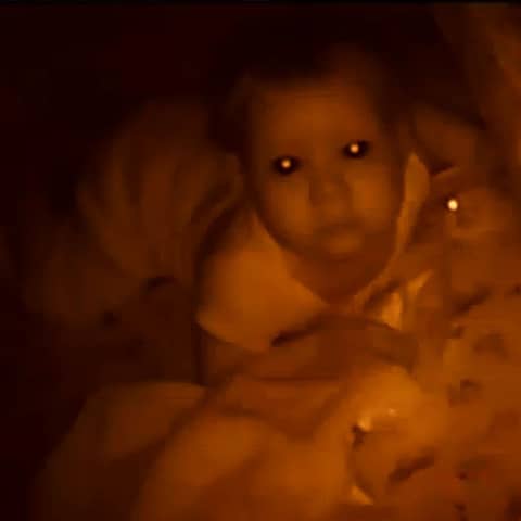 LA CÁMARA DE MI BEBÉ CAPTÓ ALGO ATERRADOR (ESE NO ES MI HIJO)