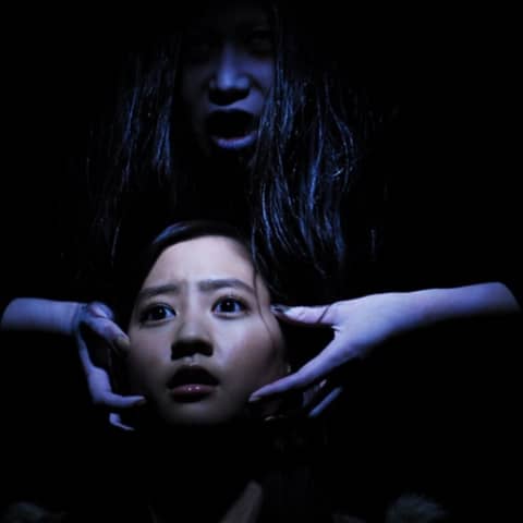 MAMÁ ME PONE A JUGAR A LAS ESCONDIDAS TODAS LAS NOCHES (ESTA VEZ NO ES UN JUEGO)