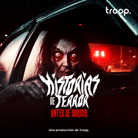 HAY UNA MUJER PARADA AFUERA DE MI COCHE