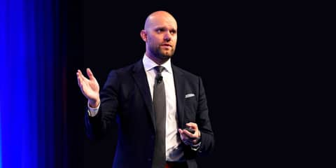 The “Ten Years and One Hour” Framework: James Clear’s Mindset for Building a Life That Compounds