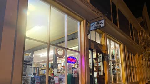 📚The Bookstore That Opens at Night: A Cozy Evening Story 🌘