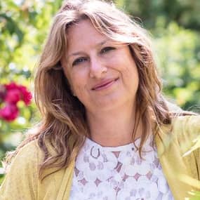 Elly Griffiths Profile Photo