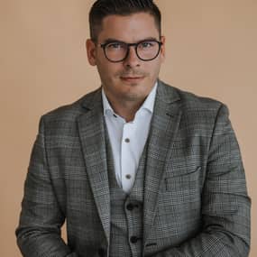 Tom Vechy Vecsernyes Profile Photo