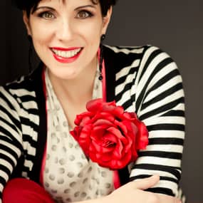 Deanna Raybourn Profile Photo